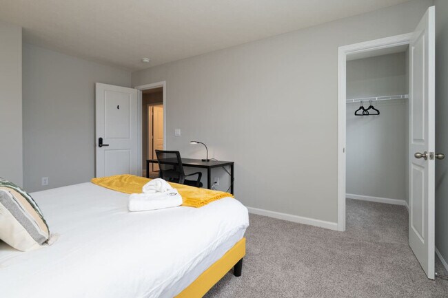 Building Photo - 2396 Pinehurst Dr