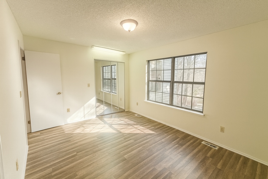 Building Photo - 2 Cheshire Dr