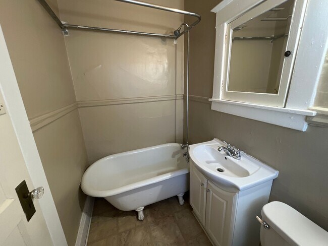 Building Photo - 469 Herschel St