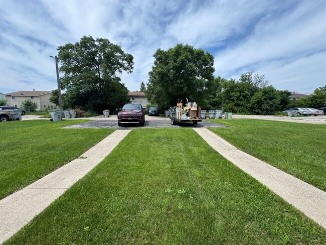 Building Photo - Your new Townhouse Awaits! 3 Bed / 1.5 Bat...