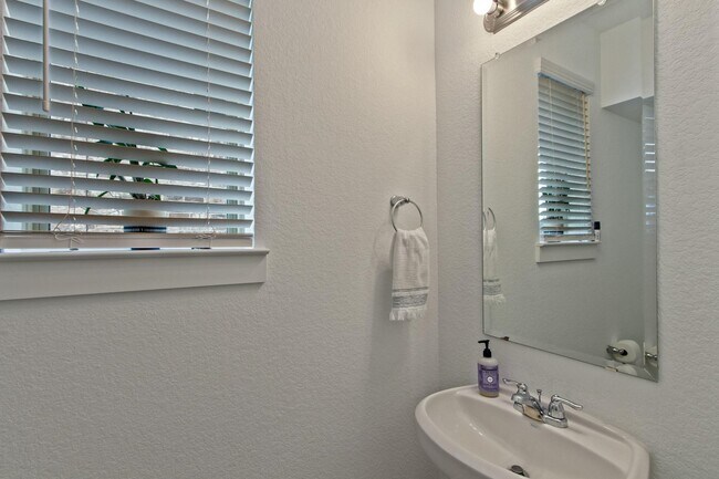 Building Photo - 12335 Summerbrook Dr