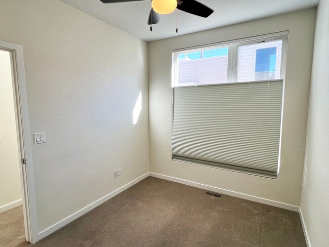 Building Photo - Luxury Slot-Style Town Home in the Heart of RiNo