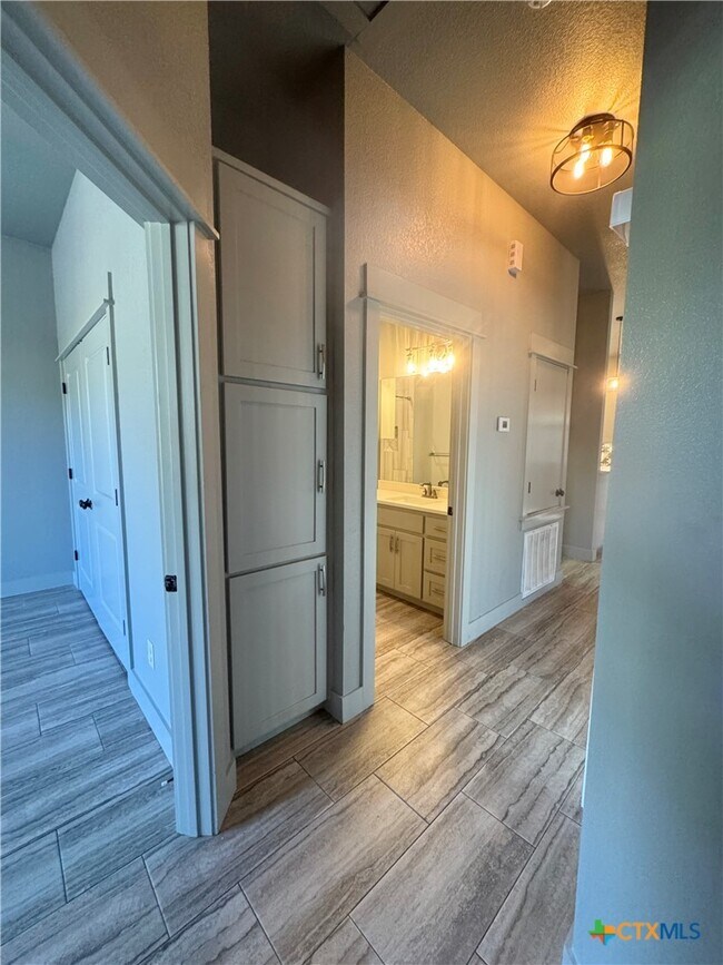 Building Photo - 290 Hugo Rd