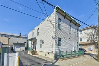 Building Photo - 11 Isabella Ave