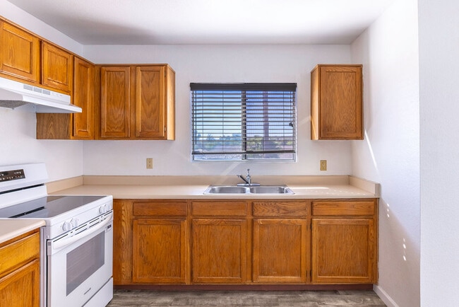 Building Photo - 450 Palm Dr