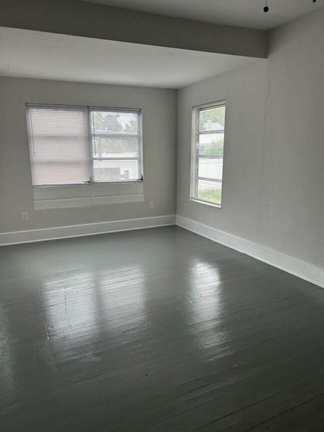 Building Photo - Well maintained 3/2 centrally located and available now!