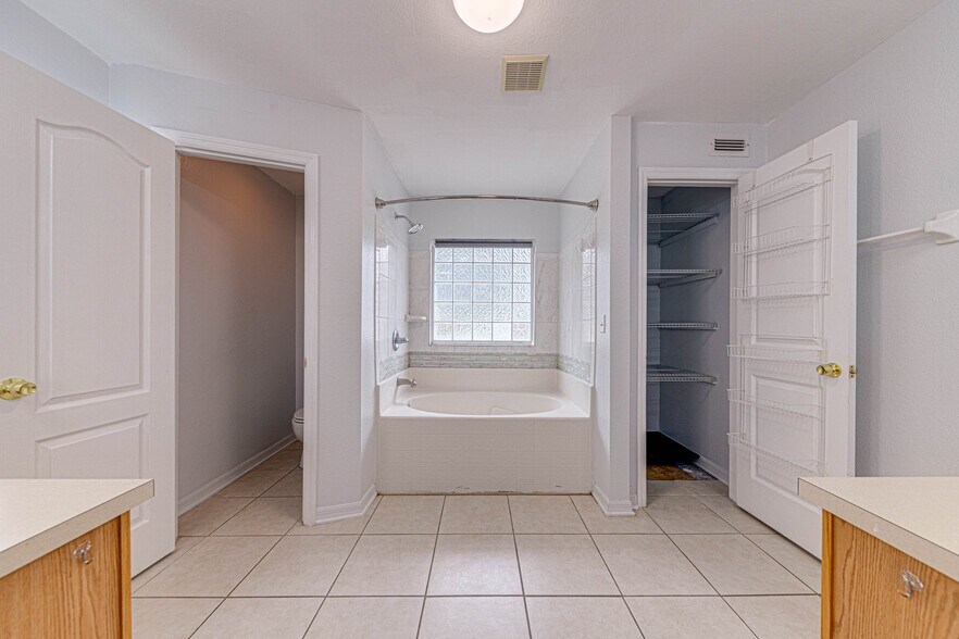 Building Photo - 1176 Lake Pl Ct