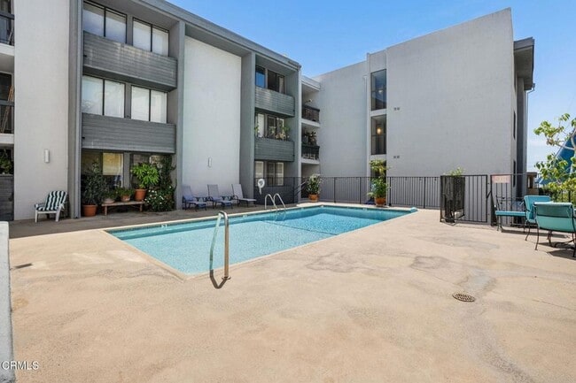 Building Photo - 1215 N Olive Dr