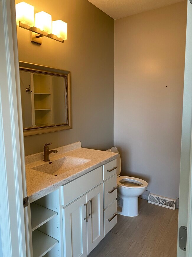 Building Photo - 111 N Walnut St