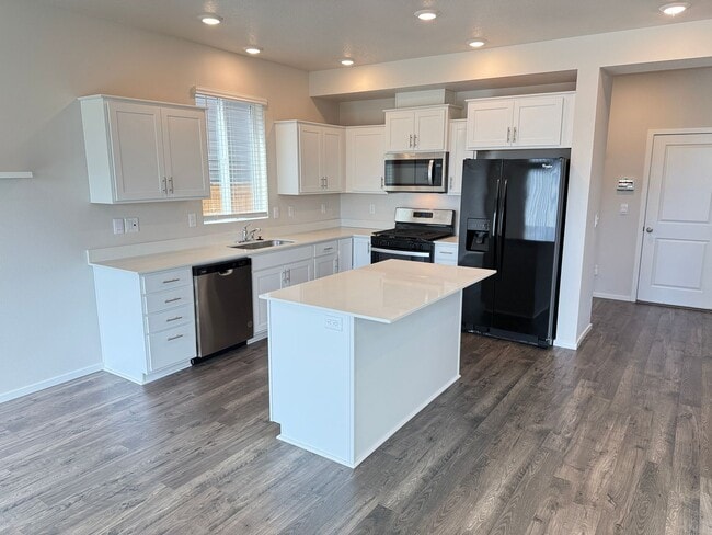 Building Photo - Newer 3 bedroom 2.5 bathroom house!