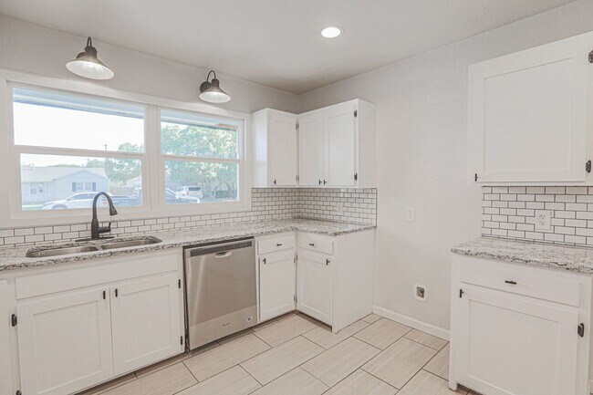 Building Photo - Pre Leasing for fall 2026! 4/2 in Medical District