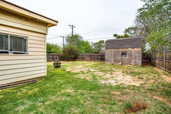 Building Photo - Budget Friendly, Great Space!