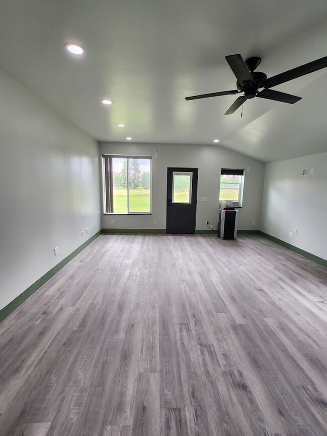 Building Photo - Awesome single-level studio with ample sto...