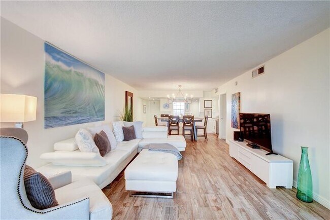 Building Photo - 2661 S Course Dr