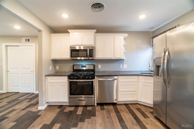 Building Photo - 204 Hillsdale Dr