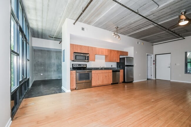 Building Photo - 1 bed / 1 bath w/Study - Move In Today!