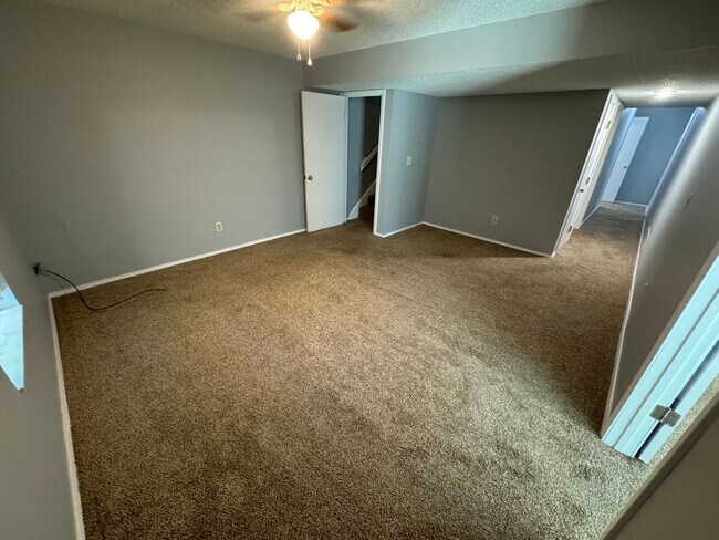 Building Photo - Great  Duplex in Southeast Springfield !