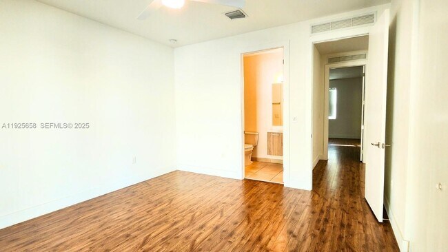 Building Photo - 460 NE 35th Ct