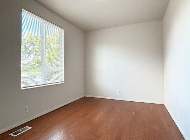Building Photo - Awesome Split Entry with New Paint & Floor...