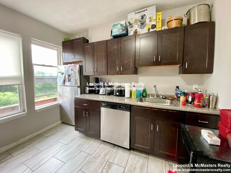 Building Photo - 102 Sydney St