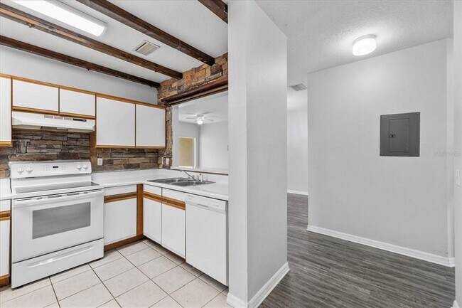 Building Photo - 9621 Lakedale Way