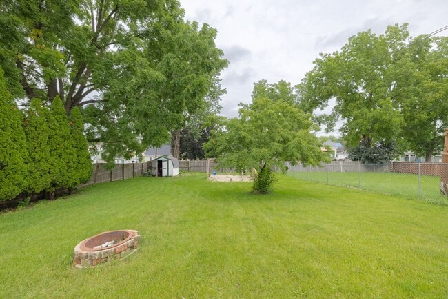Building Photo - Large Single Family Home for Rent!