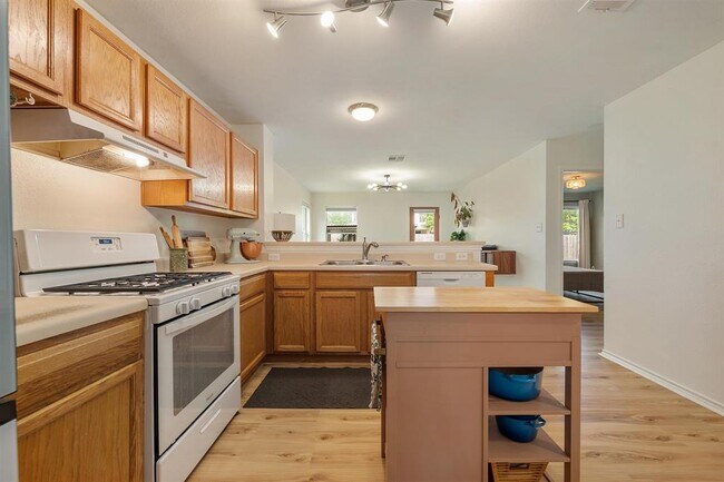 Building Photo - 626 Goldenrod St