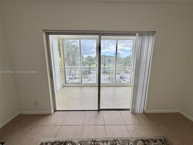 Building Photo - 4400 Hillcrest Dr