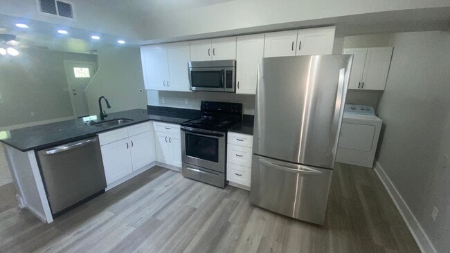 Building Photo - 3245 Summerhill Ln