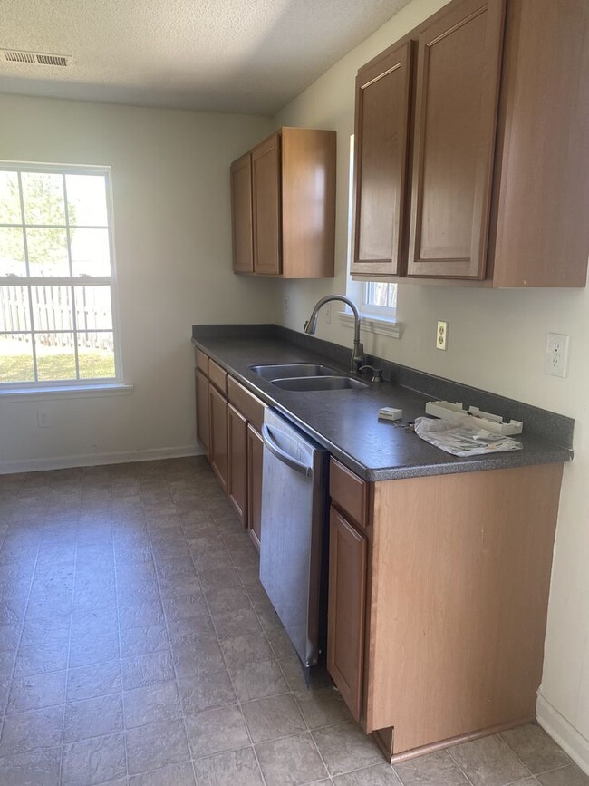 Building Photo - WOW!!! 4 Bedrooms 3.5 Bathrooms FOR RENT