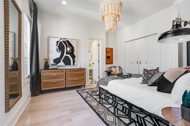 Building Photo - 724 Charles Allen Dr NE