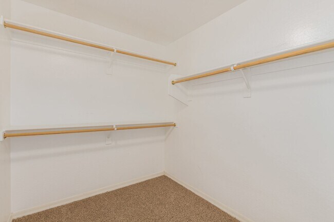 Building Photo - Spacious 4 bedroom home with full bath and...