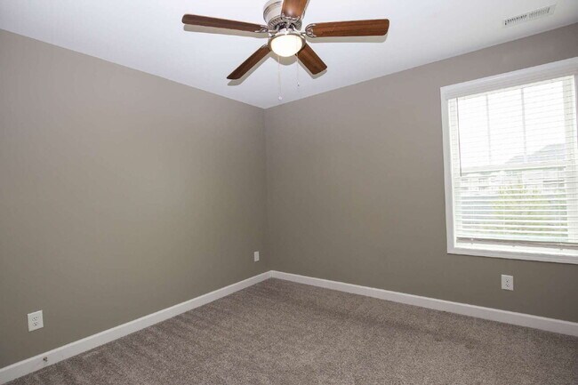 Building Photo - Spacious 3-Bed, 2.5-Bath Modern Home w/ 3-Car Garage in Highcroft – Close to Fort Bragg!