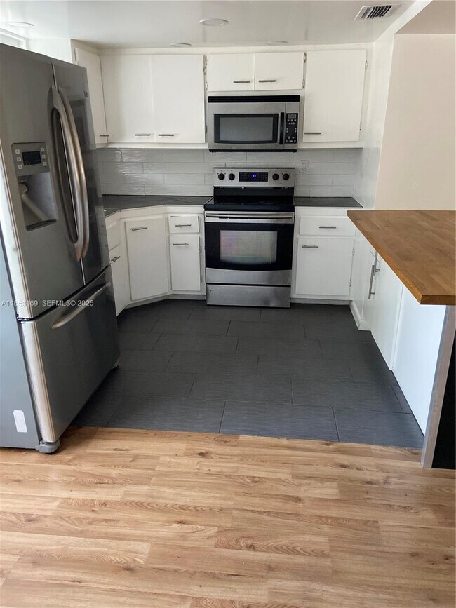 Building Photo - 1350 NE 119th St