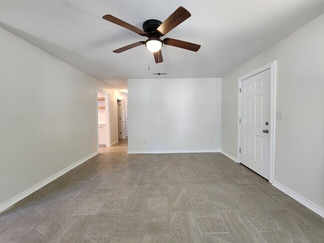 Building Photo - Craftsman Style House  Close to Downtown New Braunfels / Fridge Included/ No Carpet / Large Backy...