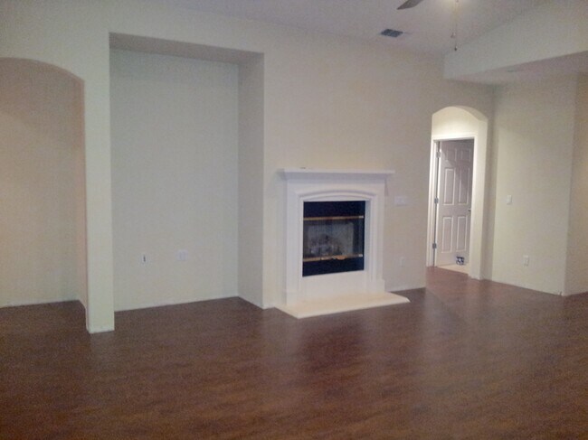 Building Photo - 1945 Glenveagh Ln