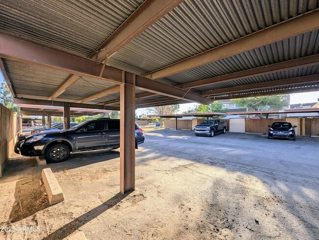 Building Photo - 2233 W Farmdale Ave