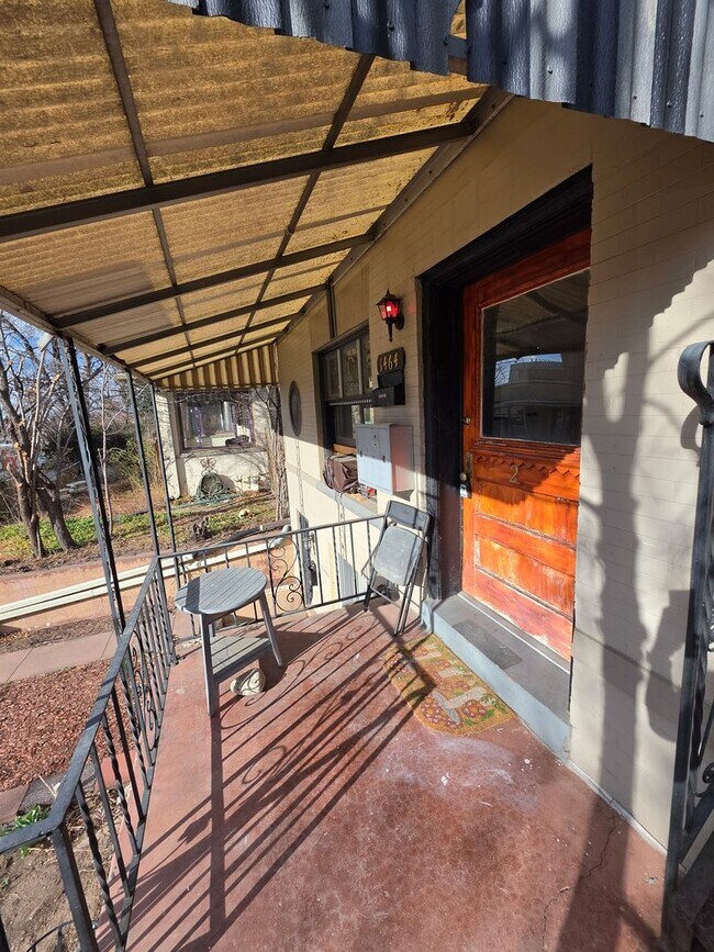 Building Photo - Studio Apartment Close to City Park!