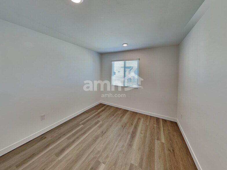 Building Photo - 6047 W Calle Palmitas