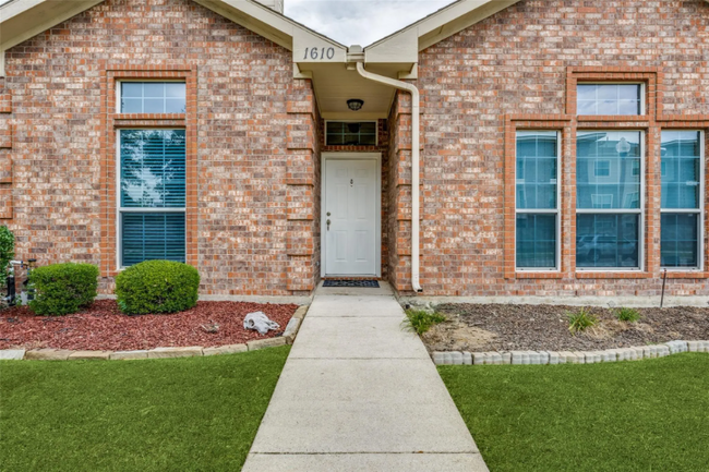 Building Photo - 1610 Poinsettia Blvd