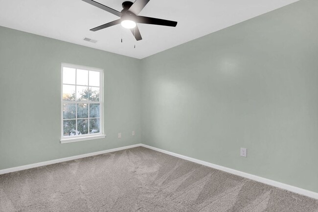 Building Photo - 3 bedroom 2 1/2 bath with loft