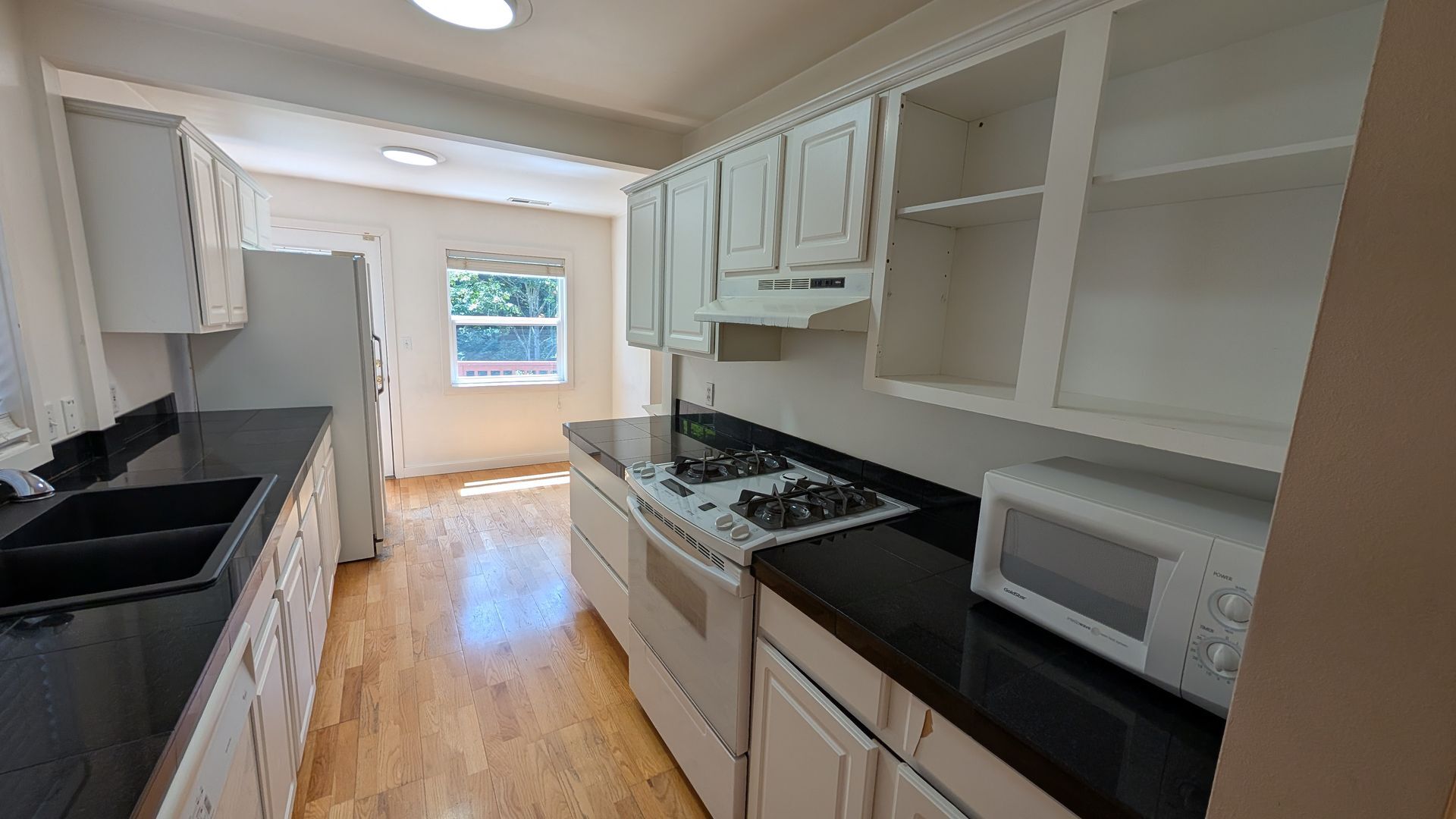 Building Photo - Charming Kirkland Bungalow with Lake Views!