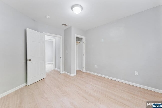 Building Photo - 16 John St