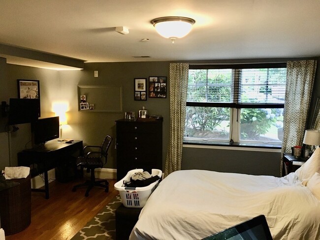 Building Photo - 245 Beacon St