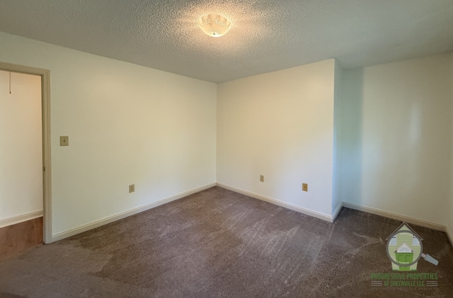 Building Photo - 2071 Howlong Ave