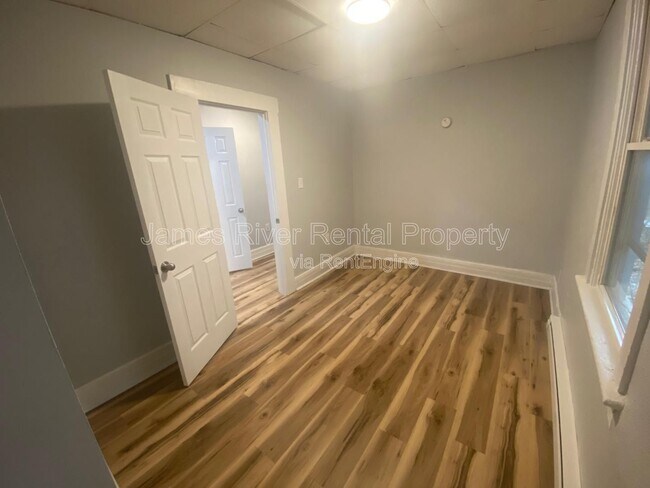 Building Photo - 1009 4th St