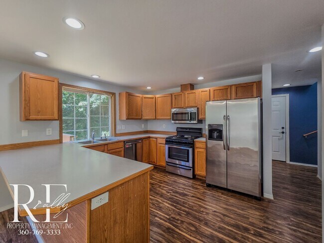 Building Photo - Comfortable 3-Bed Bremerton Home with Balc...