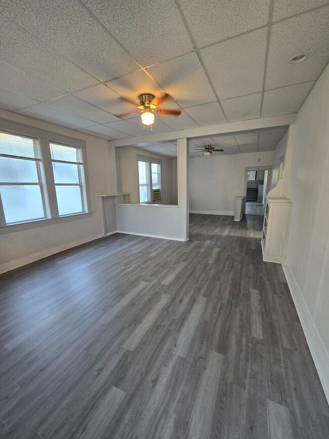 Building Photo - SPACIOUS 3 BEDROOM 1.5 BATHROOM APARTMENT ...