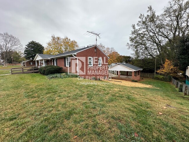 Building Photo - 4 Bedroom-2.5 Bath Brick Home