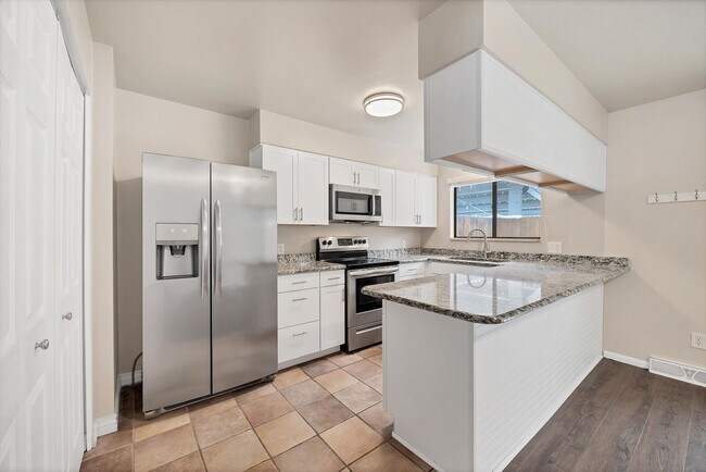 Building Photo - Bright & Spacious Townhome in Lakewood 2bd 2.5ba